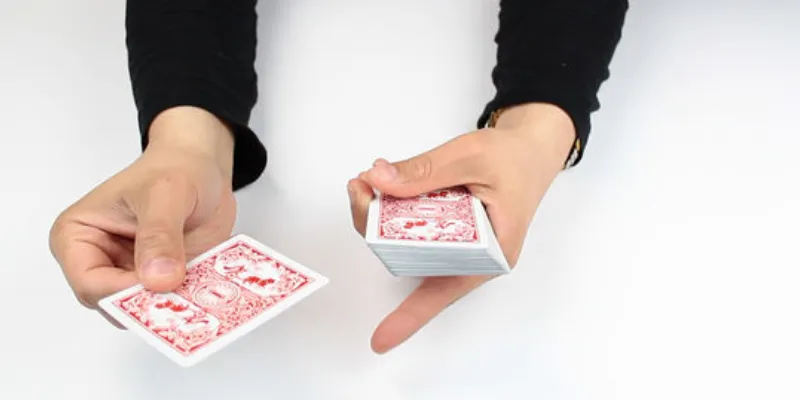 Cách xào bài gian lận chuyên nghiệp: Những kỹ thuật khó phát hiện 4 Tạo sự chú ý từ đối thủ